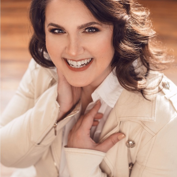 Meet your Posher, Becki - Picture 1 of 2